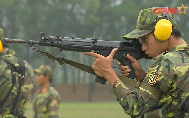 Xạ thủ Việt Nam tập luyện trong nước với súng trường FAL FN - loại súng trường chỉ được chúng ta sử dụng để huấn luyện cho các xạ thủ đi thi đấu nước ngoài. Nguồn ảnh: QPVN.