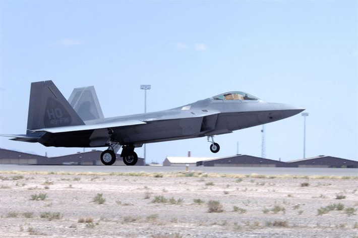 Vì vậy, câu trả lời là nếu đối đầu với F-22 Raptor của Mỹ, những chiến đấu cơ của đối phương gần như không có cơ hội sống sót.