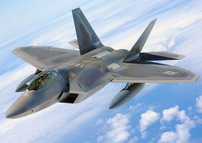 Đó là các tiêm kích tàng hình F-22 tối tân mà Bộ Tư lệnh Không quân Mỹ quyết định tung vào để làm nhiệm vụ hộ tống, sau nỗ lực của Iran nhằm bắn hạ một chiếc UAV tương tự cách đó vài tháng, nhưng bằng máy bay cường kích Su-25.