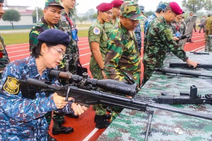 Quân đội các nước ASEAN thăm quan khu vực trưng bày các loại súng bắn tỉa, súng trường tấn công của nước chủ nhà Thái Lan. Nguồn ảnh: Sina.