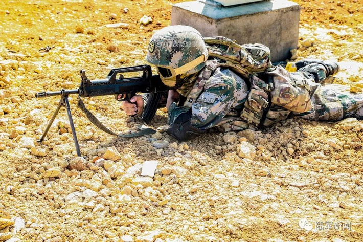Như thường lệ, lính Trung Quốc vẫn sử dụng súng trường tấn công QBZ-95 thay vì khẩu súng trường tấn công Type 191 đời mới vừa được trang bị. Nguồn ảnh: Sina.
