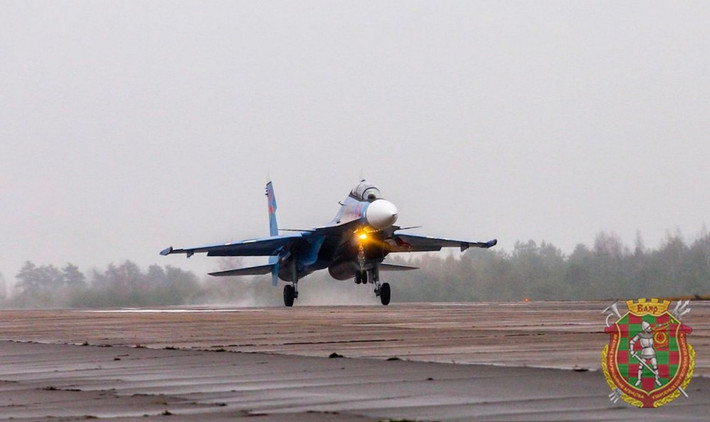 Việc Nga bán Su-30SM cho Belarus mở ra một cơ hội cho các quốc gia đã từng sở hữu loại chiến đấu cơ dòng Su-30 trong biên chế có thể tiếp cận được với dòng Su-30SM - vốn được coi là phiên bản hiện đại hơn nhiều so với các bản Su-30 khác. Nguồn ảnh: Livejournal.