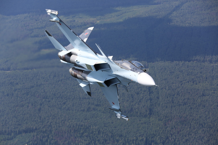 Bên cạnh đó, tiêm kích Su-30SM còn có khả năng tác chiến điện tử khá tốt với việc mang theo được hai pods gây nhiễu SAP-518 ở đầu cánh. Loại pods áp chế điện tử này cho phép bảo vệ chiến đấu cơ Su-30SM khỏi các loại tên lửa đất đối không hoặc không đối không bằng cách làm nhiễu tín hiệu dẫn đường của đối phương. Nguồn ảnh: Livejournal.