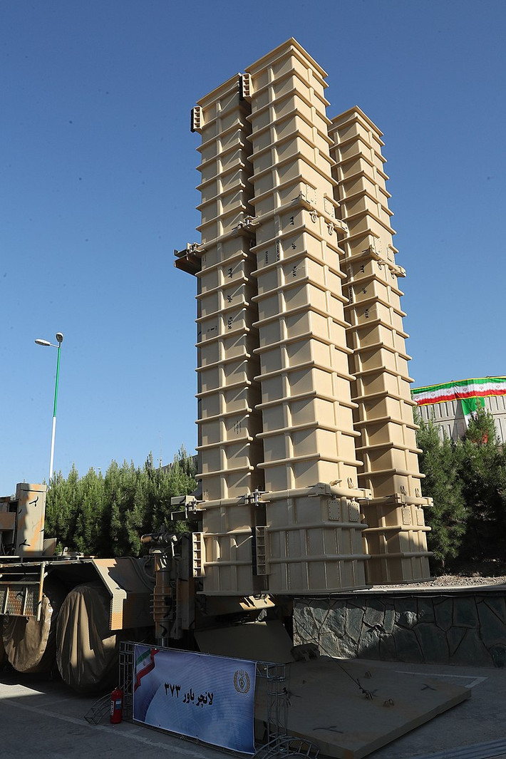 Trong biên chế của Quân đội Iran hiện tại, hệ thống tên lửa Bavar-373 được xem là tổ hợp tên lửa đất đối không hiện đại nhất sử dụng phương pháp phóng lạnh tương tự như S-300 của Nga. Nguồn ảnh: Pinterest.