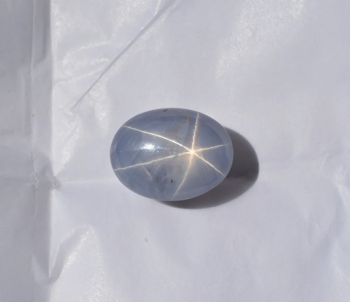 Sapphire sao có một đặc điểm rất độc đáo, đó là hiệu ứng ánh sáng sao. Khi được chiếu sáng, Sapphire sao tạo ra hình ảnh một ngôi sao sáu cánh lấp lánh, như một cánh cửa đến thế giới thần tiên.