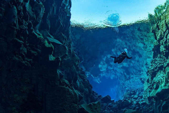 Ông đã bí mật làm việc với đội ngũ kỹ sư để tạo ra tàu lặn Deepsea Challenger và thiết lập kỷ lục thế giới vào năm 2012.