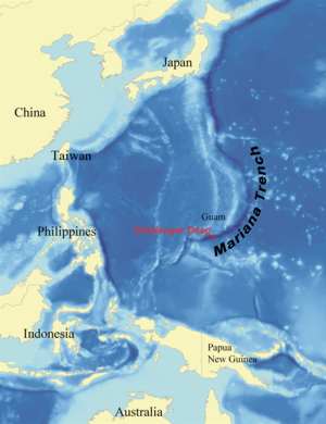 Đây là nơi có Challenger Deep, điểm sâu nhất Trái Đất với độ sâu khoảng 11.000 mét. Điều này nghĩa là nó sâu gấp ba lần so với vị trí tìm thấy xác tàu Titanic và sâu hơn Everest - đỉnh núi cao nhất thế giới.