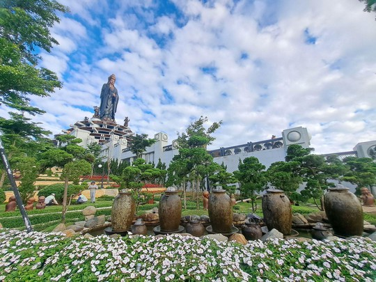 Một người chứng kiến đã nói rằng đó là một khoảnh khắc đặc biệt, như thể thấy Phật Bà phát quang với vẻ đẹp mắt và thiêng liêng.