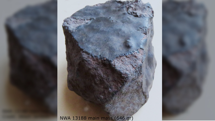 Một tảng đá nặng 646 gram, được gọi là "Tây Bắc Châu Phi (NWA) 13188", đã được phát hiện ở Ma-rốc vào năm 2018 và được cho là đã rời khỏi Trái đất, bay ra ngoài vũ trụ, rồi quay trở lại.
