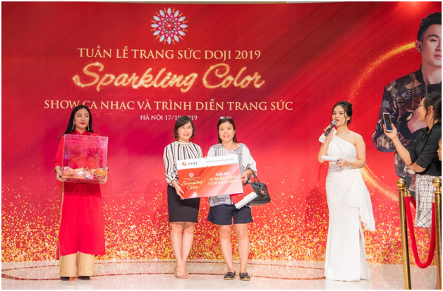 Khách hàng Nguyễn Thị Hiền (Cao Bá Quát, Hà Nội) may mắn trở thành chủ nhân của giải Ba là nhẫn Hưng - 1 chỉ vàng 999.9. Giải Nhì thuộc về anh Đinh Duy Phương (Ngô Sĩ Liên, Hà Nội) là nhẫn Thịnh - 2 chỉ vàng 999.9