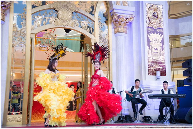 Tuần lễ Trang sức DOJI 2019 có chủ đề Sparkling Color là sự kiện thường niên đầu tiên của Tập đoàn Vàng bạc Đá quý DOJI, sau đó sự kiện sẽ được tổ chức định kỳ hàng năm vào dịp 20/10 với quy mô lớn, khẳng định vị thế dẫn đầu của thương hiệu này trong lĩnh vực vàng bạc đá quý. Trong thời gian diễn ra sự kiện, bên cạnh các hoạt động hoạt náo hấp dẫn, trình “làng” những bộ sưu tập đặc biệt, tung ưu đãi khủng tới 35% trang sức, tới 65% tiền công trang sức Vàng 24K, DOJI còn tổ chức Bốc thăm Trúng thưởng hàng ngày hàng chục chỉ vàng 999.9.