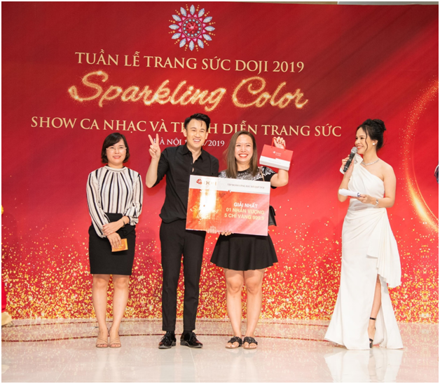 Sau khi đem tới những ca khúc khuấy động DOJI Tower, ca sỹ Dương Triệu Vũ và bà Nguyễn Thị Hường – đại diện Tập đoàn Vàng bạc Đá quý DOJI đã trao giải Nhất cho chị Nguyễn Minh Tâm (Ba Đình, Hà Nội) may mắn dành được Nhẫn Vượng - 5 chỉ vàng 999.9