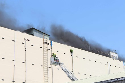 Đại tá Trần Đức Đình, Phó giám đốc Cảnh sát PCCC thành phố Cần Thơ cho biết, do đặc điểm của đám cháy trên cao và rộng cộng với điều kiện gió lớn gây khó khăn cho công tác triển khai chữa cháy. Lực lượng đã chia thành nhiều mũi tiếp cận. Tuy nhiên, có nhiều phòng bị khóa kín nên trinh sát khó tiếp cận đám cháy và khói bịt kín khoang giữa 2 ngôi nhà. Hơn nữa do thiếu nước nên đã ảnh hưởng lớn đến công tác chữa cháy.