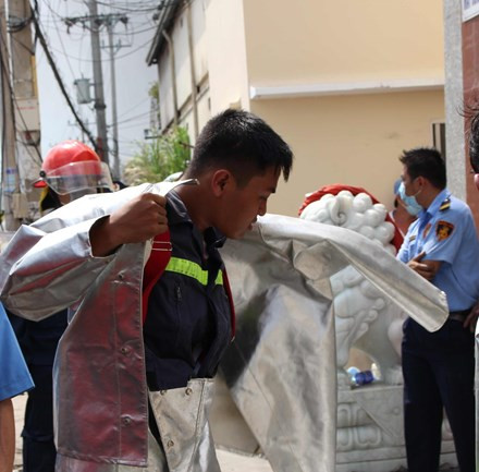 Sau vài giờ dập tắt, đến hơn 20h cùng ngày, ngọn lửa bùng phát trở lại dữ dội khiến công tác chữa cháy trở nên phức tạp hơn. Trước tình hình đó, chinh quyền địa phương sơ tán 500 người dân quanh khu vực cháy đến nơi an toàn.