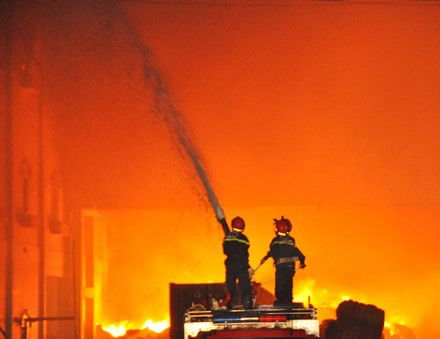0h 25 phút ngày 24/3, có 50 chiến sỹ cùng 2 xe thang, 4 xe chữa cháy và 3 tấn hóa chất của Cảnh sát PCCC TPHCM có mặt tại hiện trường để tham gia hỗ trợ chữa cháy.