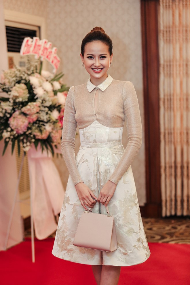 Khánh Ngân ăn vận đơn giản nhưng vẫn xinh đẹp. Hoa khôi du lịch Việt Nam 2017 gần đây vướng lùm xùm đến chương trình trễ 5 tiếng.