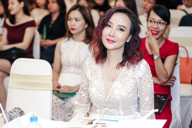 Dương Yến Ngọc mặc đầm ren trắng thanh lịch tại sự kiện nhưng điều khiến mọi người quan tâm hơn cả gương mặt của người đẹp. Đường nét trên khuôn mặt cô thay đổi nhiều hơn trước.