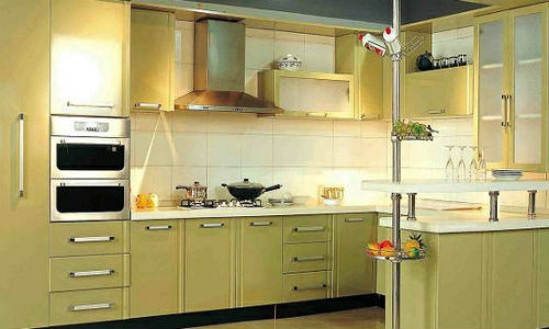 Những căn bếp không có cửa sổ khi nấu cần mở cửa chính, đóng cửa các phong khác và bật máy hút mùi để giúp đẩy nhanh tạp khí. Nguồn ảnh: Fuwo.com.