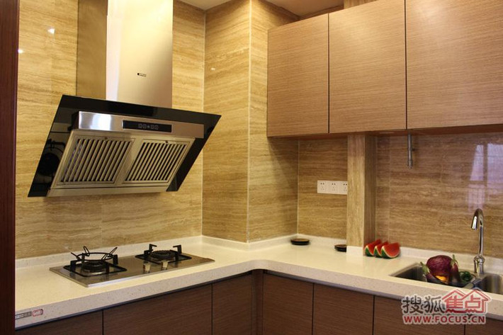 Phòng bếp không có cửa sổ thiếu ánh nắng mặt trời sẽ làm mất cân bằng âm dương, ảnh hưởng đến sự ổn định của từ trường phong thủy phòng bếp, không tốt cho sức khỏe và phúc vận. Nguồn ảnh: Focus.cn.