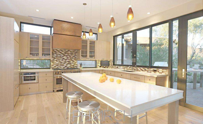 Phòng bếp kỵ đối với cửa nhà vệ sinh hoặc nằm cùng bên sát vách với nhà vệ sinh. Trong phong thủy, bếp là Hỏa, nhà vệ sinh là Thủy. Thủy Hỏa tương xung, vợ chồng dễ bất hòa, gia đình khó giữ được hòa khí. Nguồn ảnh: 58pic.com.