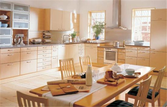 Phòng bếp kỵ đối với cửa chính: Mở cửa thấy bếp chính là đại kỵ trong phong thủy. Đầu tiên sẽ làm mất mỹ quan của ngôi nhà, thứ hai cửa chính là nơi nạp khí cho ngôi nhà nếu tương xung trực diện với bếp tức sẽ gặp phải Hỏa. Nguồn ảnh: Pchouse.com.cn.