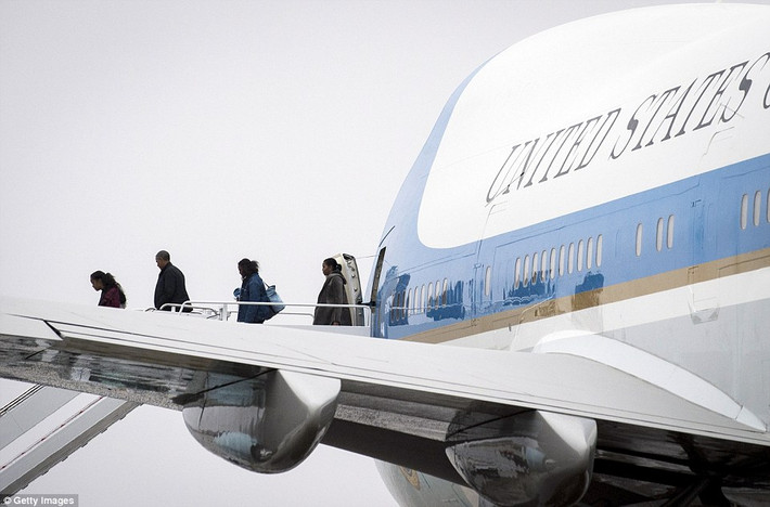 Sau kì nghỉ này, ông Obama sẽ quay trở lại làm việc ở Nhà Trắng khoảng 15 ngày nữa trước khi chính thức bàn giao lại cho người kế nhiệm Donald Trump. Ảnh Daily Mail