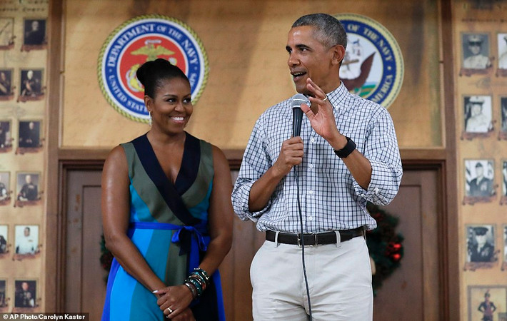 Cách đây 2 tuần, vợ chồng Tổng thống Obama đã tới thăm một doanh trại quân đội Mỹ và chúc mừng binh sĩ nhân dịp Giáng sinh và Năm mới. Ảnh Daily Mail