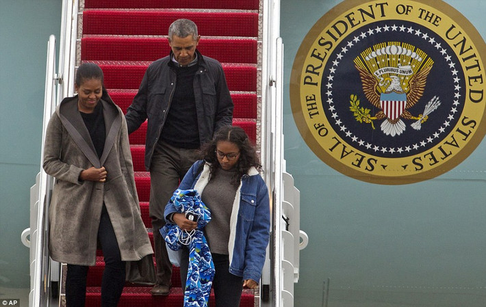 Tổng thống Obama cùng Đệ nhất phu nhân Michelle và con gái út Sasha đang bước xuống sân bay. Ảnh Daily Mail