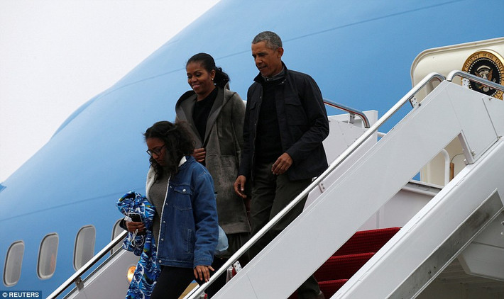 Gia đình Tổng thống Barack Obama trước đó có một kì nghỉ Giáng sinh và Năm mới ở quê nhà Hawaii trong 16 ngày. Ảnh Daily Mail