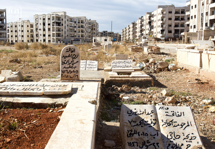 Bia mộ nằm rải rác ở Aleppo.