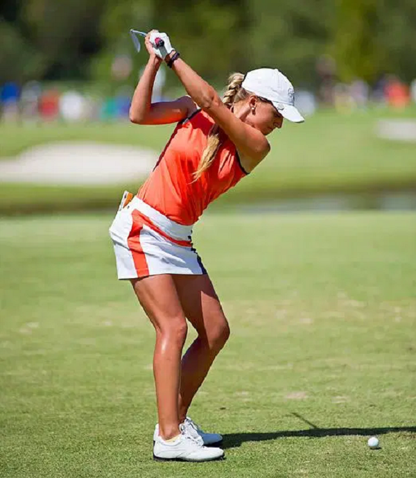 Belen từng được trang Golf.com mệnh danh là người đẹp nhất trong làng golf thế giới. Cô là người tôn thờ cơ thể chuẩn mực và mang cả câu nói này lên làm chủ đề của trang Instagram cá nhân. Mời các bạn xem video: Chiêm ngưỡng các cô gái đẹp ‘cong mình’ đánh golf. Nguồn: VTC
