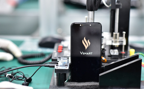 Doanh số mảng điện thoại di động của Vsmart cũng có những tín hiệu khả quan khi chiếm gần 17% doanh số tiêu thụ nội địa, đứng vị trí thứ 3, xếp sau Samsung và Oppo.