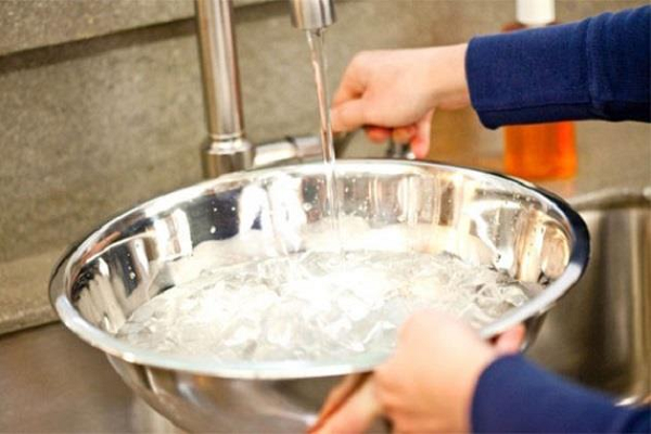 Một mẹo nhỏ để giảm nhiệt độ phòng nữa là đặt chậu nước trong phòng. Trên nền nhiệt độ cao nước bốc hơi làm giảm nhiệt độ đáng kể giúp phòng ngủ mát mẻ hơn.