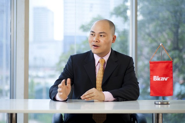 Đây không phải là lần đầu tiên ông Nguyễn Tử Quảng bị phản ứng về những phát ngôn của mình. Khi xuất hiện trước công chúng để giới thiệu về chiếc Bphone, vị CEO của Bkav liên tục nhắc lại những câu nói như: “siêu phẩm hàng đầu thế giới Bphone”, “thật không thể tin nổi” “không thể tin được”…