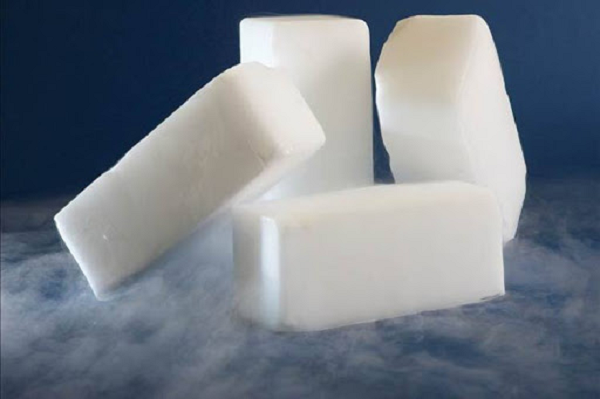 Đá khô còn được gọi là băng khô, đá khói, nước đá khô, băng khói, đá CO2. Về hình thể nó là một dạng rắn của cacbon dioxide (CO2). Đây là một tên gọi thông thường của cacbon dioxide ở dạng rắn (đóng băng).
