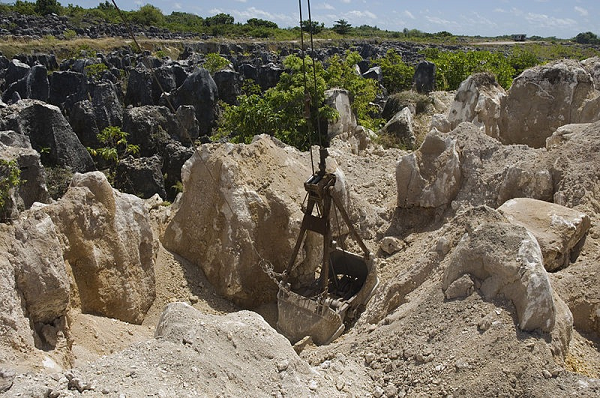 Trữ lượng phốt phát khổng lồ trên đảo Nauru là kết quả của việc chim thải phân (guano) trong vài nghìn năm. Do phốt phát nằm gần mặt đất nên con người có thể tách chúng một cách dễ dàng.