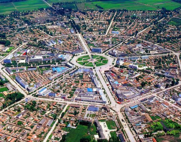 Làng Bát Quái Gia Cát nằm phía tây thành phố Lan Khê thuộc tỉnh Chiết Giang, Trung Quốc. Theo ghi chép lại, đây là nơi định cư của hậu duệ đời thứ 27 của Gia Cát Lượng.