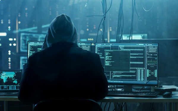 Để chứng minh, hacker này đã chia sẻ một số ảnh chụp màn hình trong đó bao gồm một số giấy tờ, sổ hộ khẩu của người Việt Nam và chấp nhận mua bán qua một bên trung gian nếu người mua nghi ngờ.