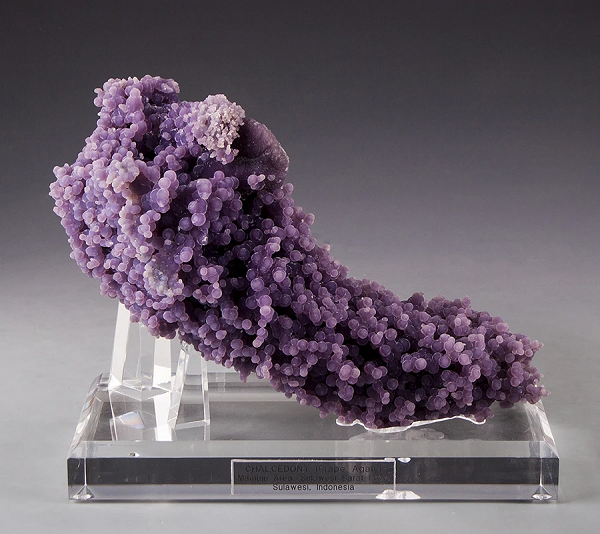 Đa phần chalcedony trắng có thể được chuyển sang màu đỏ bằng cách nung nóng trong nhiệt độ cao vì nó có chứa các hợp chất sắt phổ biến được oxy hóa bằng cách đốt nóng.