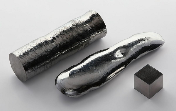 Reni (Rhenium) là kim loại quý có ý nghĩa chiến lược trong ngành cơ khí chế tạo máy móc chịu nhiệt cao. Với nhiệt độ nóng chảy rất cao (hơn 3.000 độ C), các hợp kim với Rhenium được dùng để chế tạo các bộ phận trong máy bay phản lực, tên lửa, và là vật liệu lý tưởng trong ngành năng lượng nguyên tử.