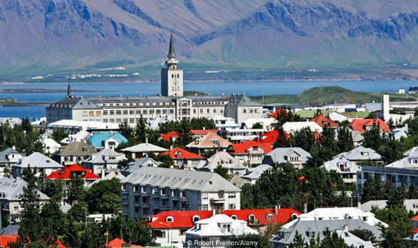 Tại Iceland, bạn không cần đến bình nóng lạnh hay lò sưởi bởi nơi đây được sưởi ấm bằng các đường ống nước nóng được chạy từ các mạch nước nóng phun tự nhiên và các suối nước nóng trực tiếp sử dụng trong các tòa nhà.