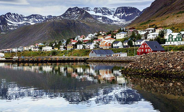 Bên cạnh là quốc gia bình yên nhất 6 năm liên tiếp do tạp chí Forbes bình chọn, Iceland còn rất đặc biệt khi lực lượng hành pháp ở đây không mang theo súng và người dân cảm thấy hài lòng với cuộc sống của mình.