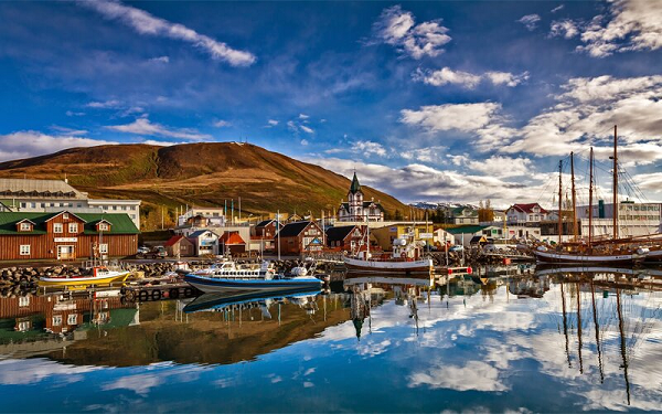 Iceland là đảo quốc thuộc khu vực châu Âu, là một trong những quốc gia thưa dân nhất thế giới. Nằm giáp vòng Cực Bắc nên khí hậu ở đây rất giá lạnh.
