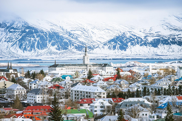 Đất nước Iceland sở hữu món ăn kinh dị bậc nhất đó là cá mập thối. Nguyên liệu để làm hakarl là thịt cá mập Greenland. Thịt của loài này rất độc nên người Iceland thường chọn cách chế biến là... chôn xuống dưới đất cho chất độc phân giải thành amoniac. Sau thời gian tiêu chuẩn, họ đào lên rồi phơi dưới ánh nắng mặt trời thêm vài tuần nữa rồi mới ăn.
