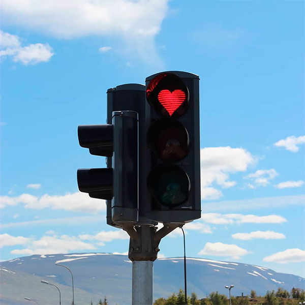 Để nâng cao tinh thần của người dân, thị trấn Akureyri của Iceland đã thay thế đèn giao thông hình tròn bằng đèn hình trái tim.
