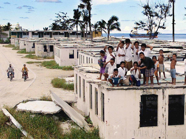 Người dân Nauru thay vì tìm đường phát triển kinh tế, họ phó mặc số phận cho viện trợ quốc tế cũng như tìm kiếm nguồn thực phẩm nhập khẩu rẻ tiền, vốn chứa rất nhiều chất béo và đường như dinh dưỡng thấp, từ Australia hay New Zealand.