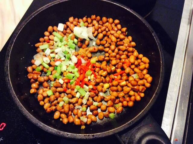 2. Lạc rang tỏi ớt. Ảnh cookpad.
