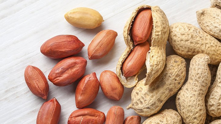 Giảm nguy cơ tăng cân trở lại. Lạc chứa chất béo đơn không bão hòa và giàu dinh dưỡng nên nó là thực phẩm được nhiều người ăn kiêng, muốn giảm cân ưa thích. Ảnh Everyday Health