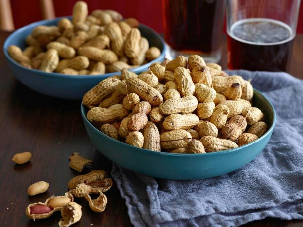 Chống trầm cảm. Việc các tế bào thần kinh trong não tiết ra ít chất serotonin là một trong những nguyên nhân gây nên bệnh trầm cảm. Trong khi đó, lạc chứa một axit amin tên là trytophan hỗ trợ giải phóng serotonin, từ đó giúp bạn không còn nỗi lo bị trầm cảm. Ảnh Food Network