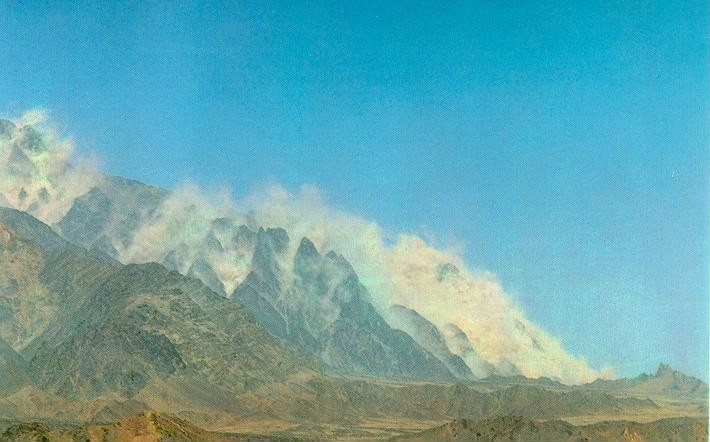 1. Koh Kambaran (Pakistan): Là một trong những bãi thử bom hạt nhân bí mật nhất thế giới, Koh Kambaran là nơi mà Pakistan tiến hành các cuộc thử nghiệm hạt nhân đầu tiên của họ. Hiện nay, khu vực này ít người đến thăm do các cuộc thử nghiệm đã diễn ra.